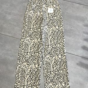Pantalón vaquero leopardo  I gris. PREVENTA