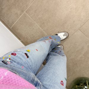 Alternative view of Pantalón vaquero stickers PREVENTA