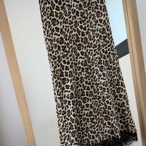 Alternative view of Falda satinada leopardo