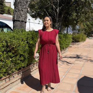 Vestido plisado hombreras - Burdeos