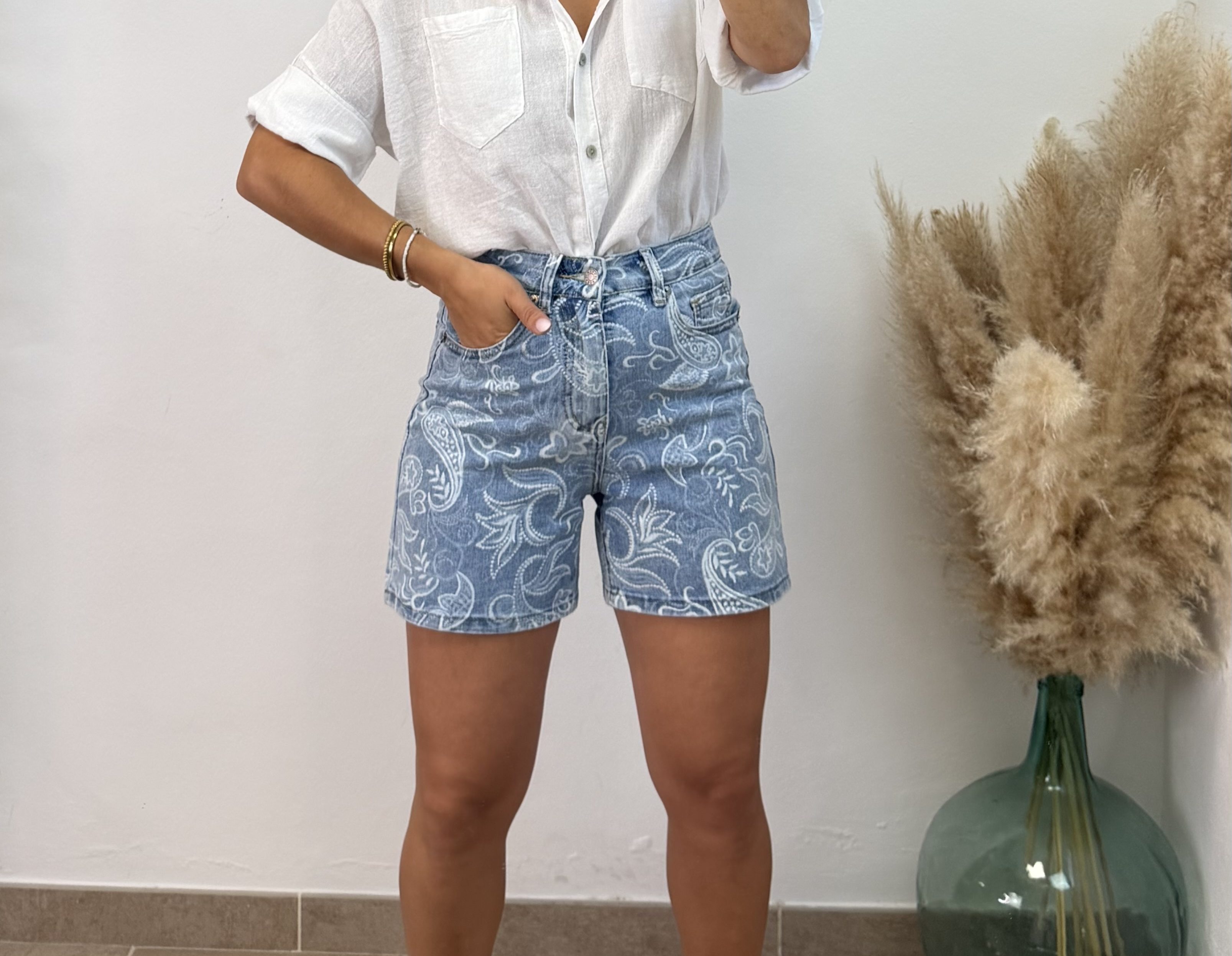 Pantalón vaquero flor corto