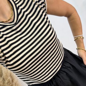Camiseta rayas tachuela - negra/beige