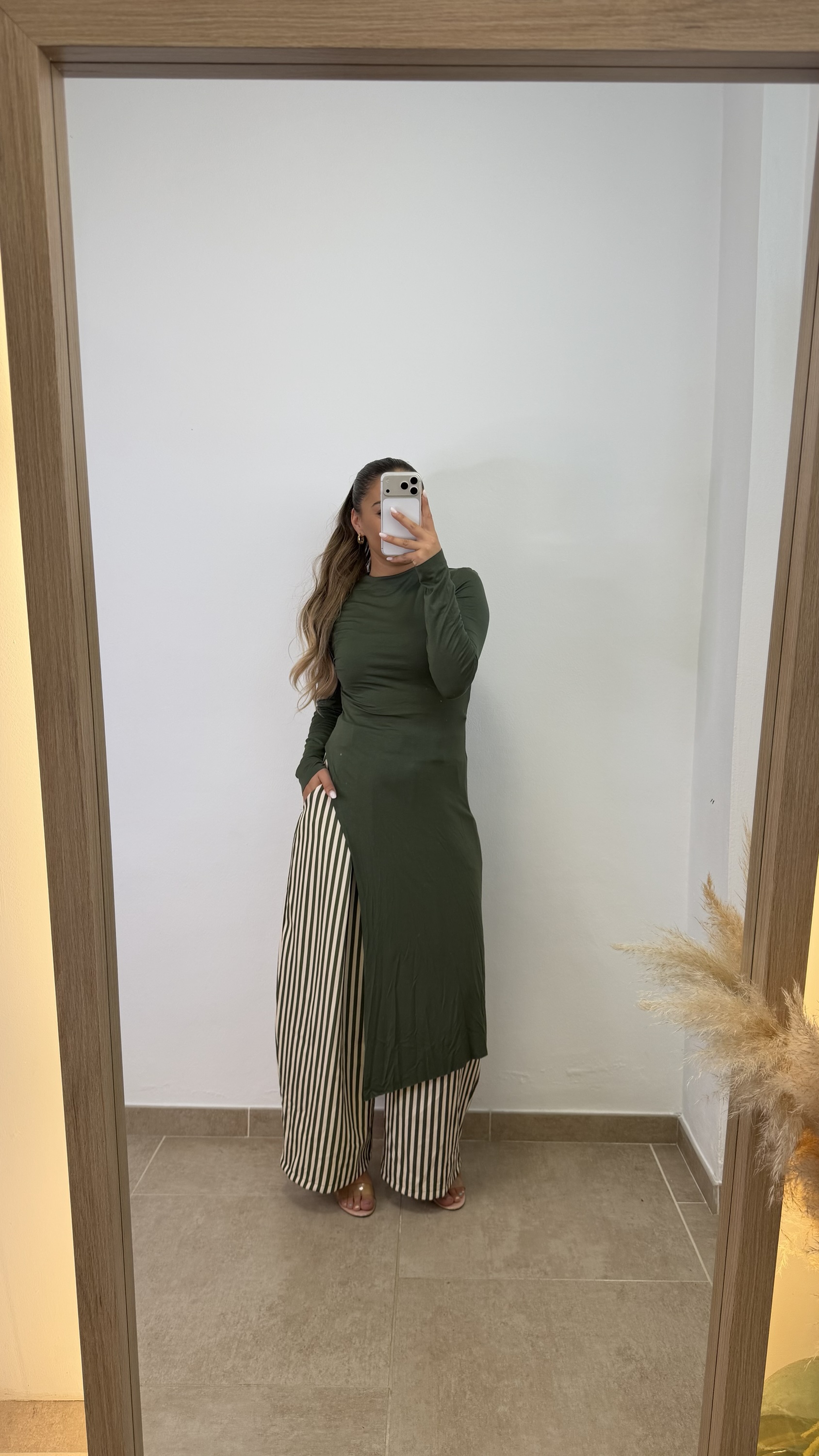 Camiseta asimétrica manga larga – Verde militar PREVENTA